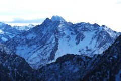 Derrière le Pic des Souffles, émerge l