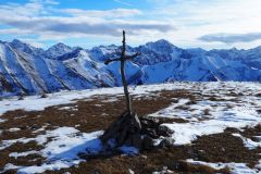 Au sommet de Côte Rouge, cette minuscule croix semble tellement fragile et pourtant elle est en place depuis des années !