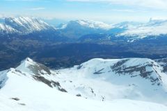 Au premier plan et de gauche à droite : la Crête de la Clape, le Vallon des Narrites et la Crête d'Oriol