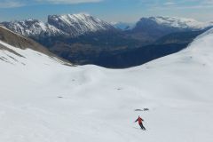 En toile de fond et de gauche à droite : la Montagne de Faraut, le Col du Noyer et la Crête du Pic Ponsin